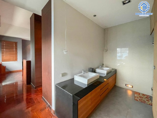 *****บ้านเดี่ยวมือสอง ม. ซอย พหลโยธิน56 พหลโยธิน บ้านเดี่ยวหลังใหญ่ ภายในตกแต่งหรูหรา สวยมาก  บนเนื้อที่เยอะถึง 98.60 ตร.ว.  3 ห้องนอน 3 ห้องน้ำ 2 ที่จอดรถ ภายในบรรยากาศร่มรื่นมีความเป็นส่วนตัวมาก พร้อมมีสระน้ำในตัว  บนพื้นที่กว่า 316 ตร.ม บนทำเลที่ดี เชื่อมต่อถนน พหลโยธิน, ลำลูกกา, วิภาวดี-รังสิต เดินทางสะดวกใกล้รถไฟฟ้า สถานี "แยก คปอ, คูคต"